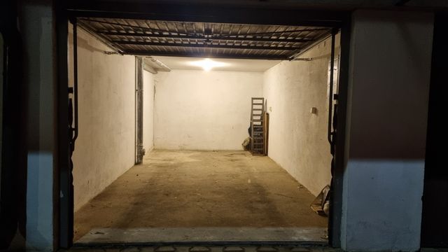 Garaż w bryle bloku Nowy Świat