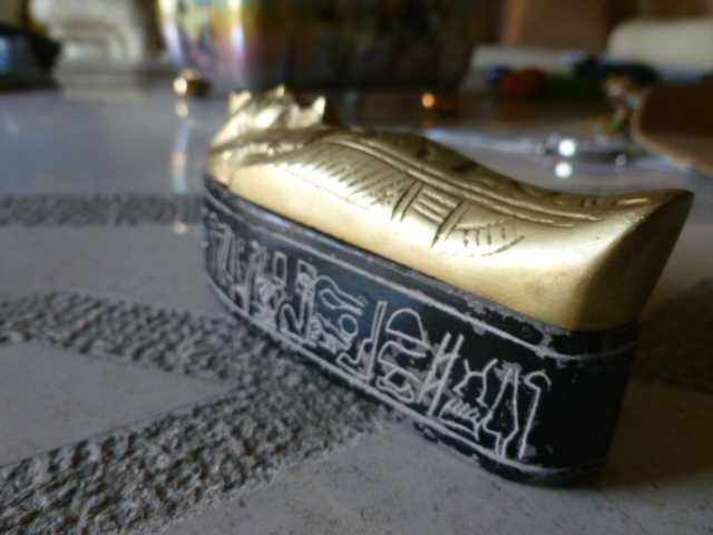 Mini sarcófego c/ mumia do rei Tutancâmon (Egipto)
