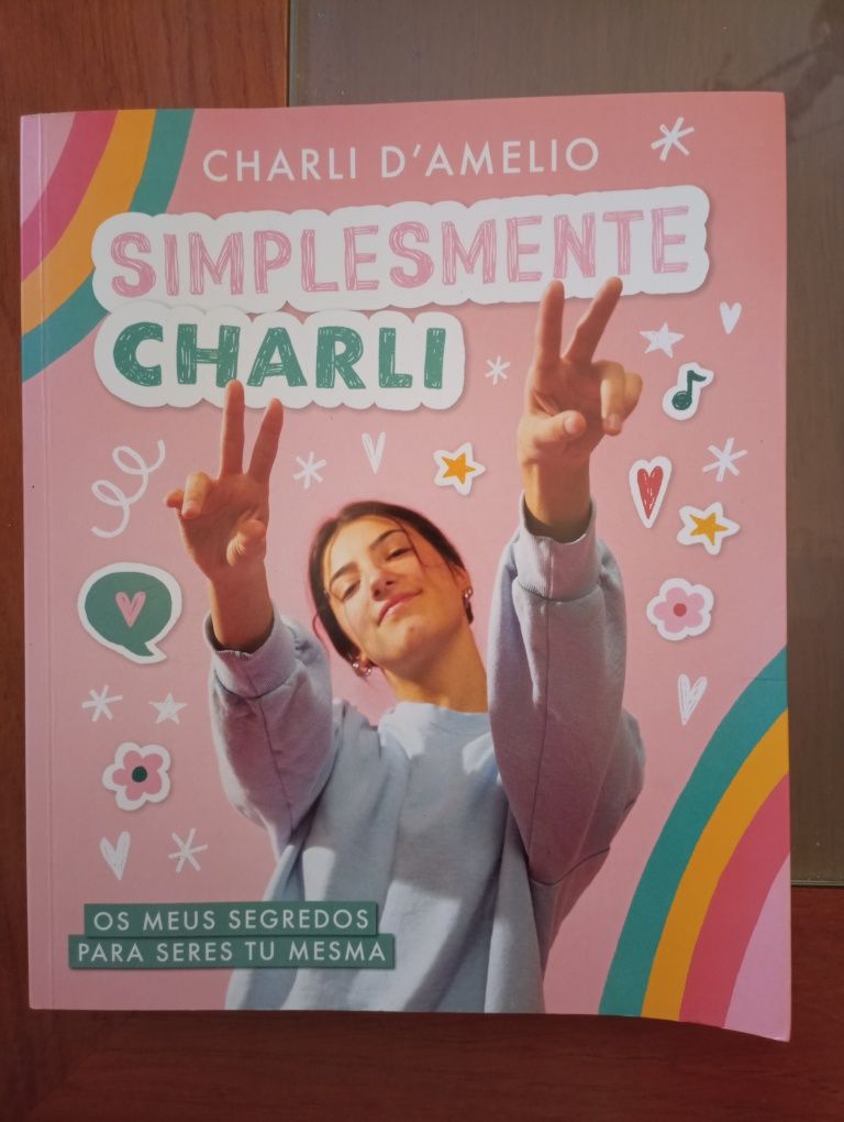 Livro Simplesmente Charli - Charli D'Amelio