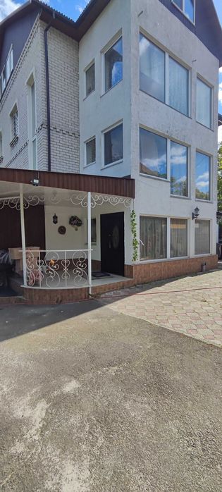 Здається будинок.4 роздільні кімнати.2 санвузли.Меблі.Побутова техніка