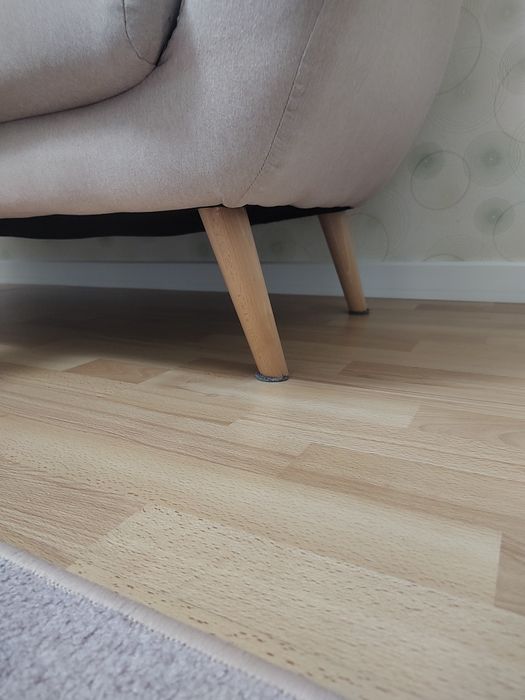 Sofa 3osobowa na wysokich nóżkach