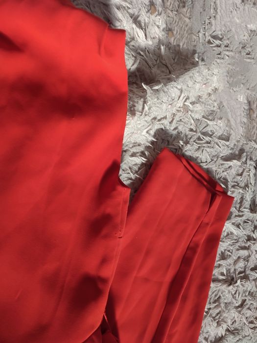 Czerwony elegancki kombinezon Mango z metką kopertowy dekolt