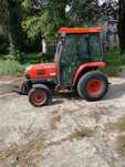 Traktor KUBOTA STV-40 z pługiem, kosiarką, zasobnikiem i piaskarką