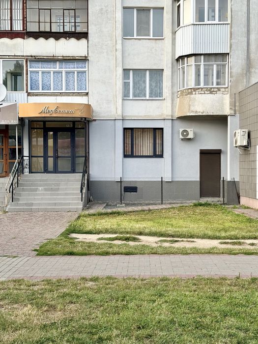 Продаж фасадного комерційного приміщення р-н Варшавського ринку