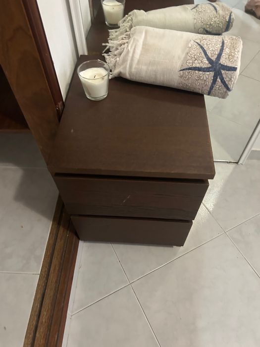 Cama com mesa de cabeceira