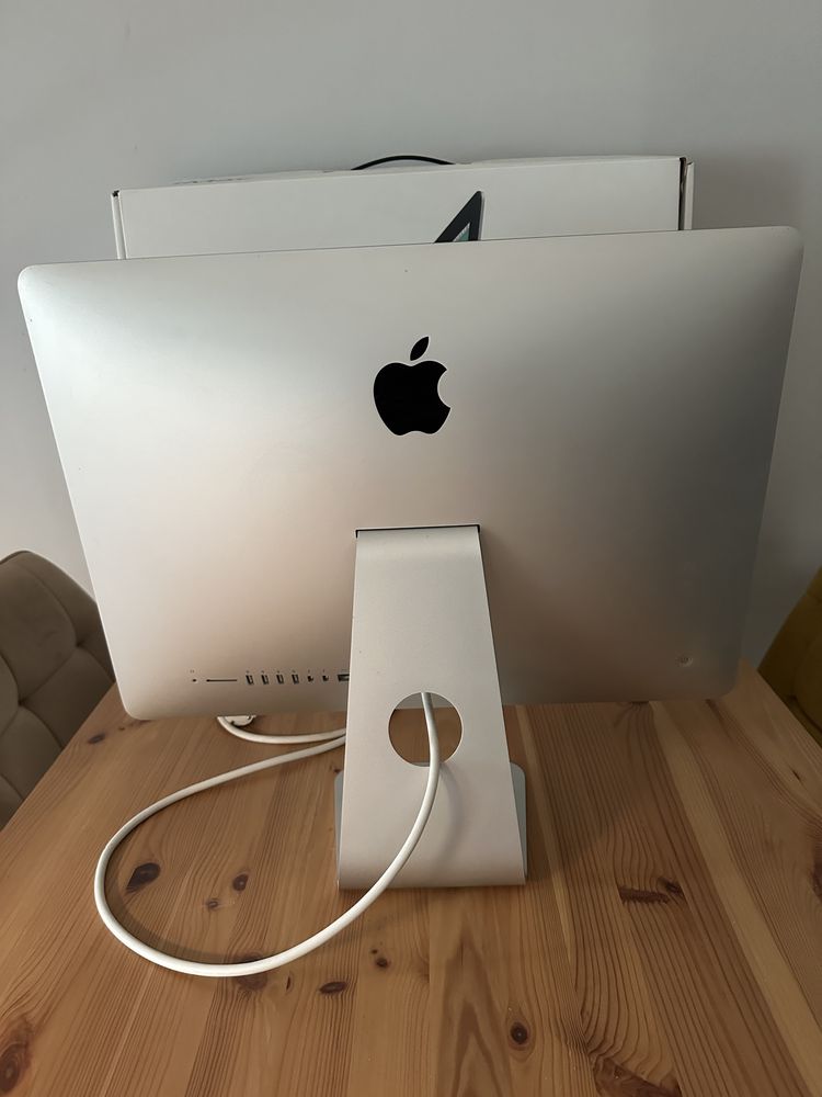 Komputer iMac z 21,5 -calowym ekranem z podswietleniem LED