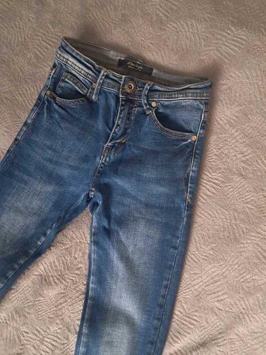 Spodnie jeansy dla dziewczynki rozmiar 134/140 cm