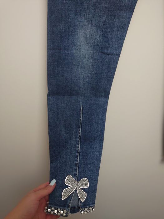 Bawełniane spodnie dżinsowe ze zdobieniem na łydce Monday