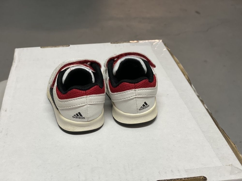 Ténis Adidas Tam 20