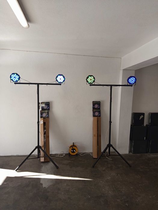 2 Tripés + 4 Projetor de palco RGB 36 LED