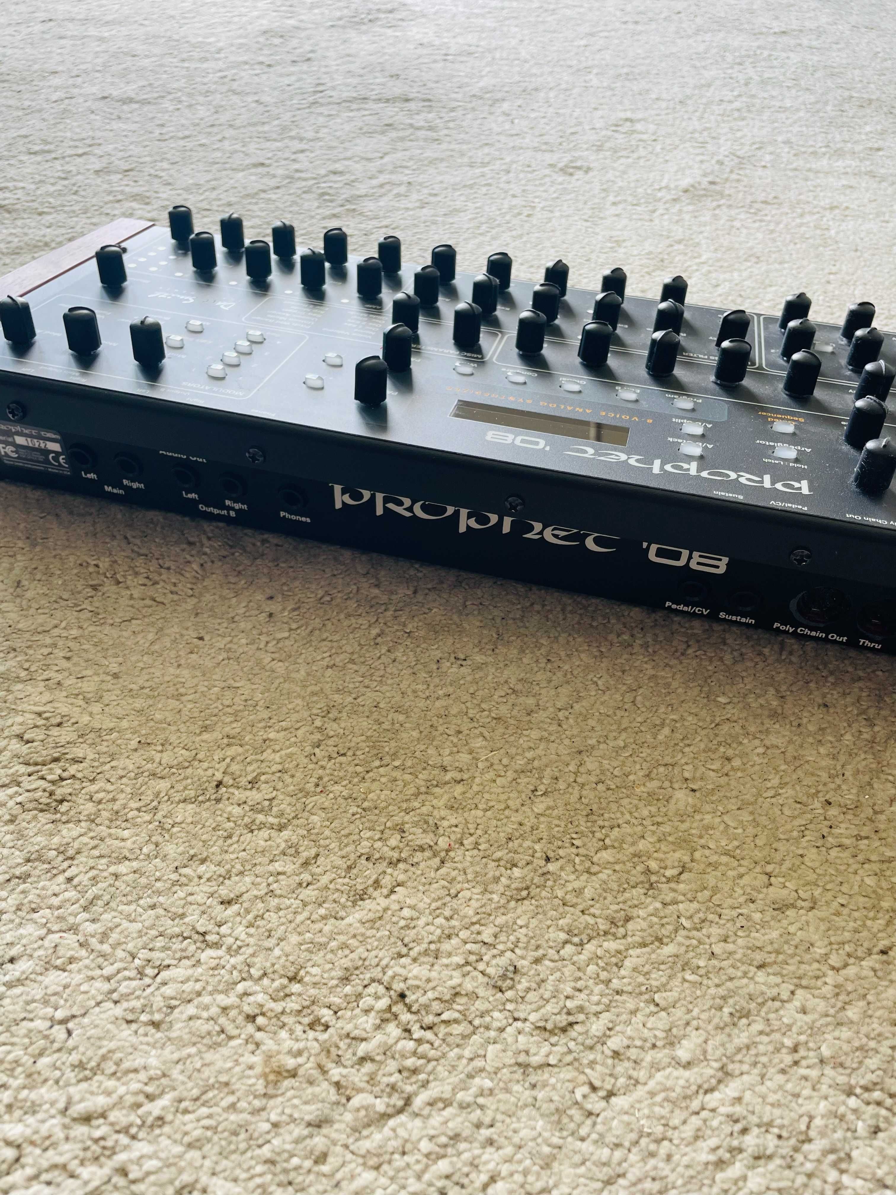 Dave Smith Prophet 08 - syntezator