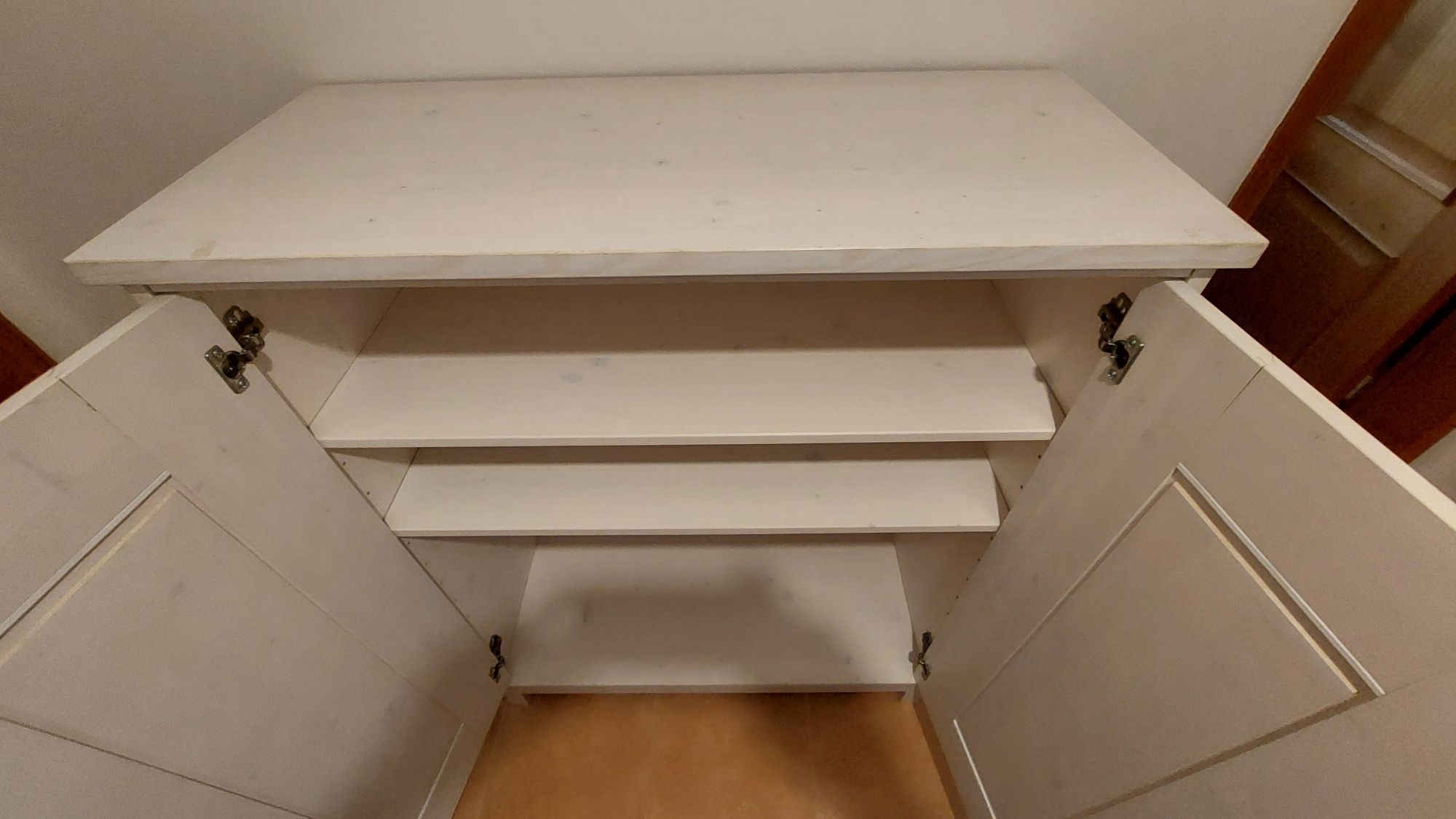 Móvel IKEA Com 2 portas e 2 prateleiras