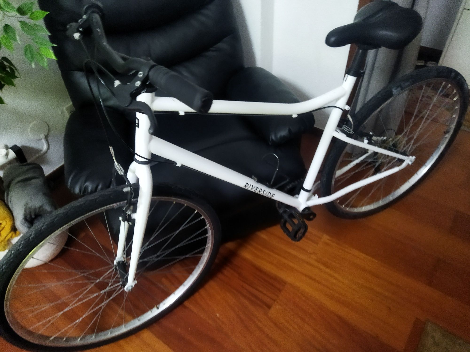 Bicicleta de Trekking Riverside 120 branca