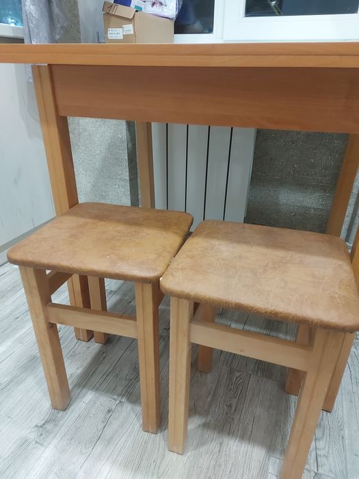 Стол кухонный и 2 табурета