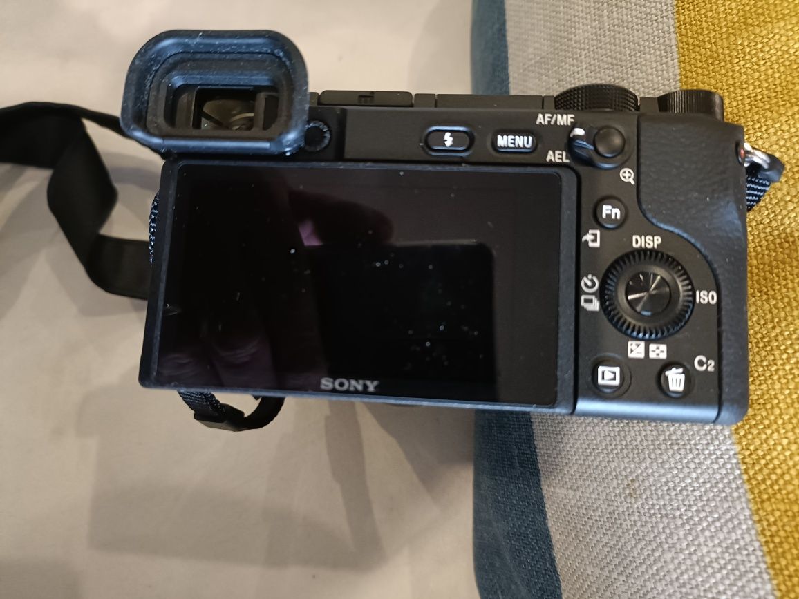 Máquina fotográfica Sony A6400 objetiva 18-135