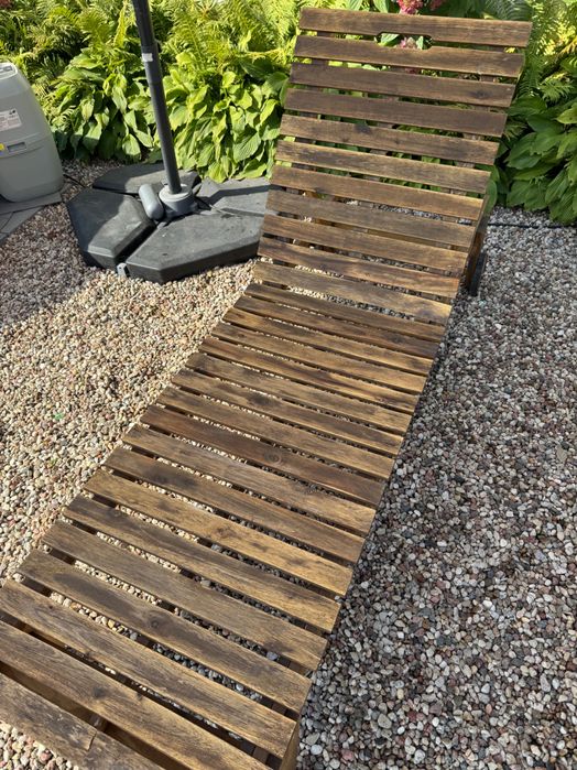 Dwa drewniane leżaki Good Home z poduszkami