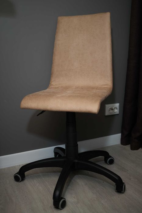 кресло стул компъютерный офисный на колесах