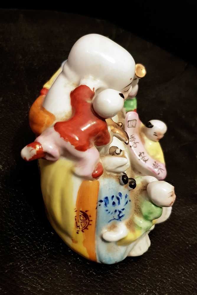 Buda sorridente com crianças em porcelana chinesa pintada à mão