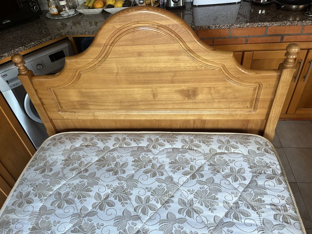 Cama casal com colchão.