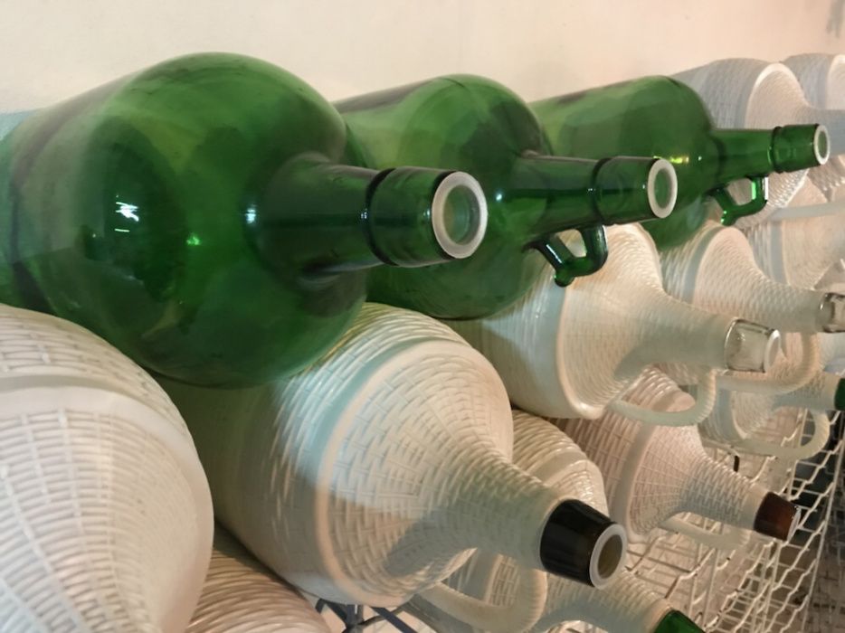 25 garrafões vazios