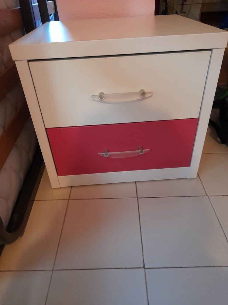 Cama de solteiro +colchão e mesa de cabeceira