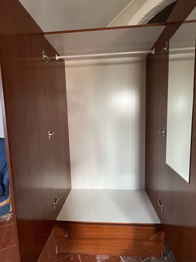 Roupeiro 3 portas com espelho em bom estado
