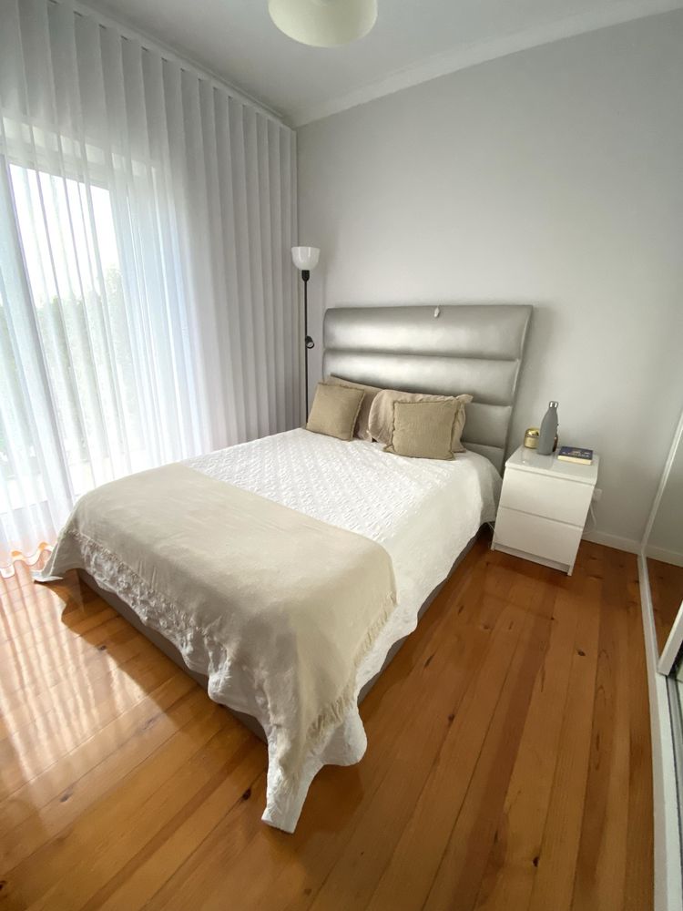 Cama de casal prateada