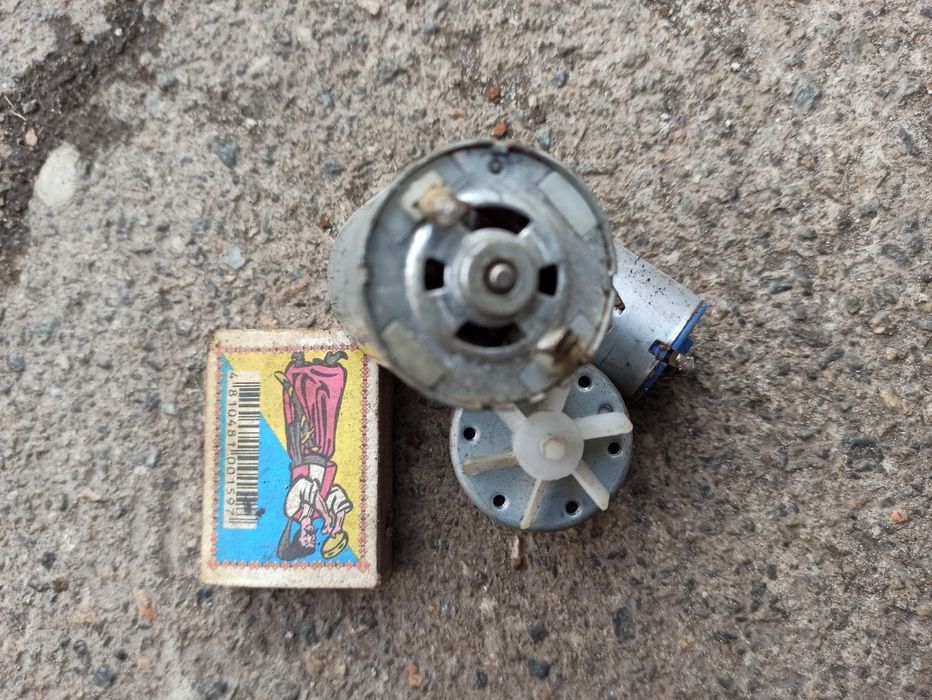 Маленькі електромотори 3шт 9-12в