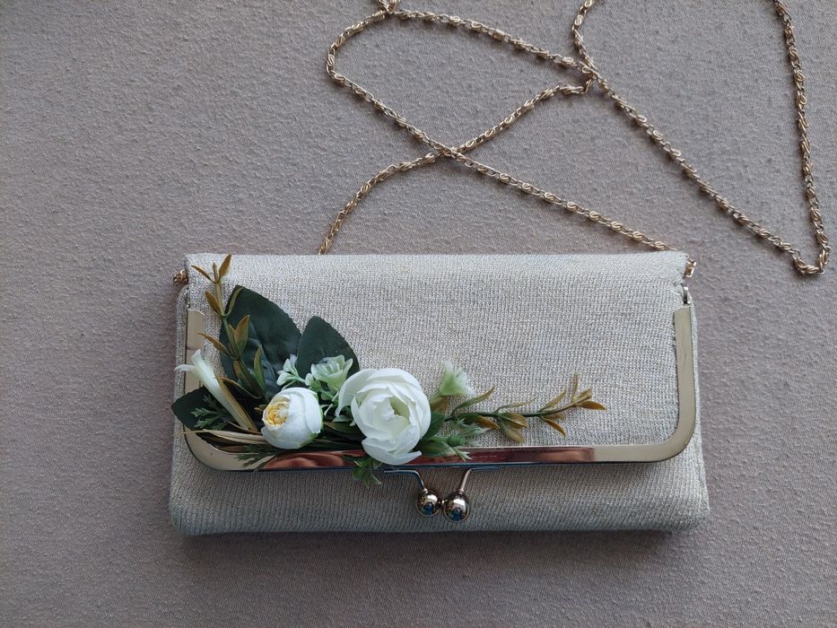 Złota torebka z kwiatami