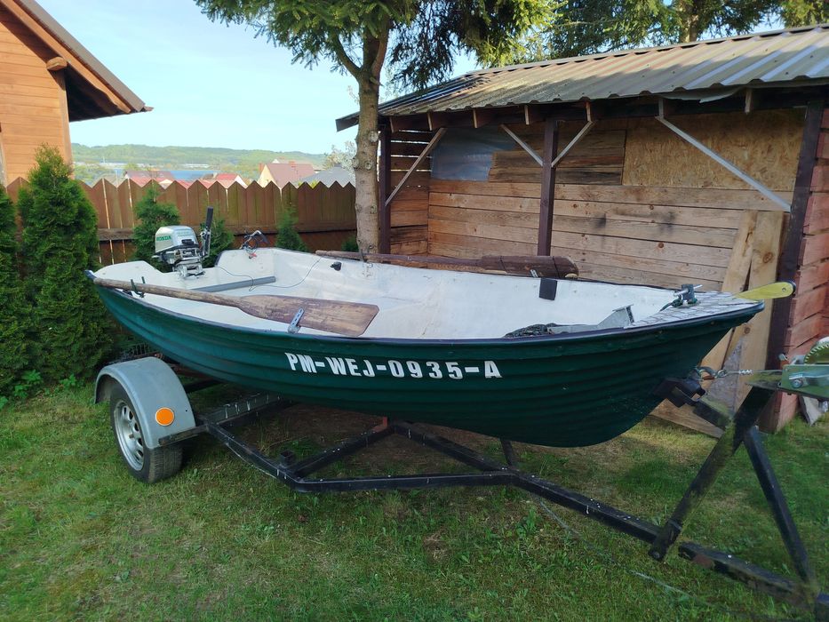 Łódka wędkarska z silnikiem spalinowym