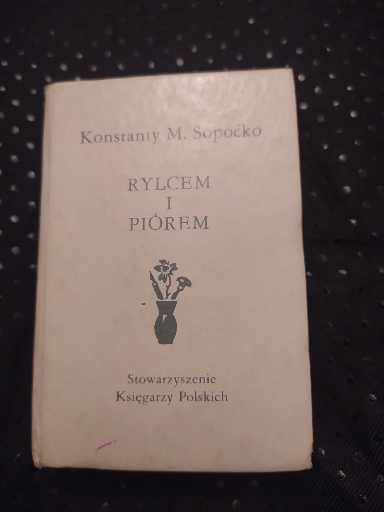 Sprzedam książkę o nietypowych małych rozmiarach