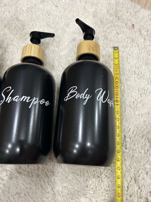 Бутылочки в ванную пластиковые с бамбуковой крышкой.