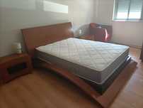 Quarto de casal (cama + mesas de cabeceira + comoda)