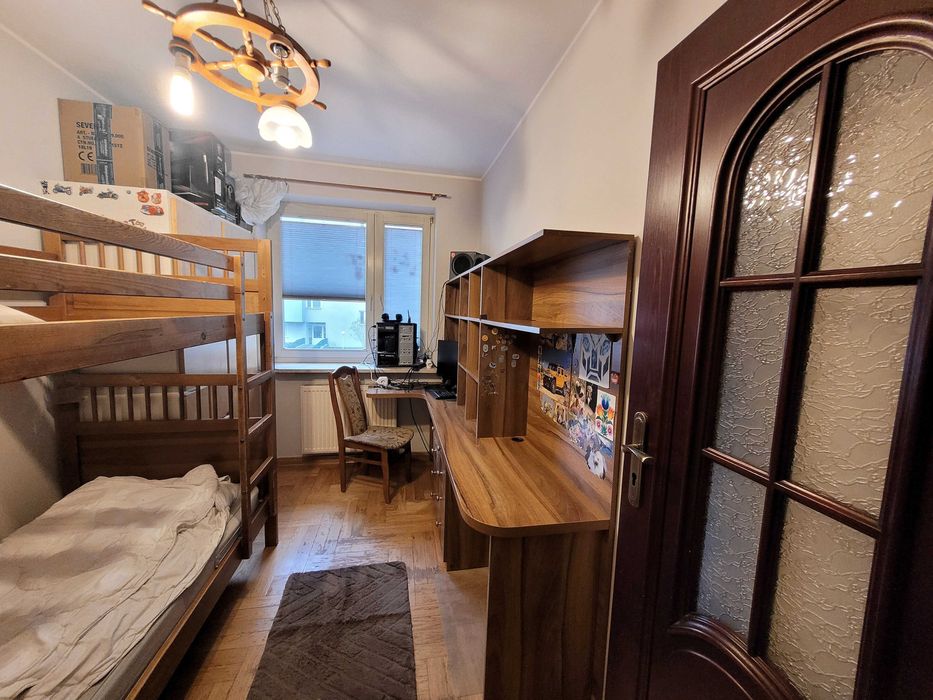 Jednoosobowy pokój dla kobiety w 3-pokojowym mieszkaniu w Markach