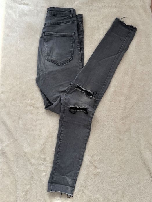 Szare spodnie skinny z dziurami