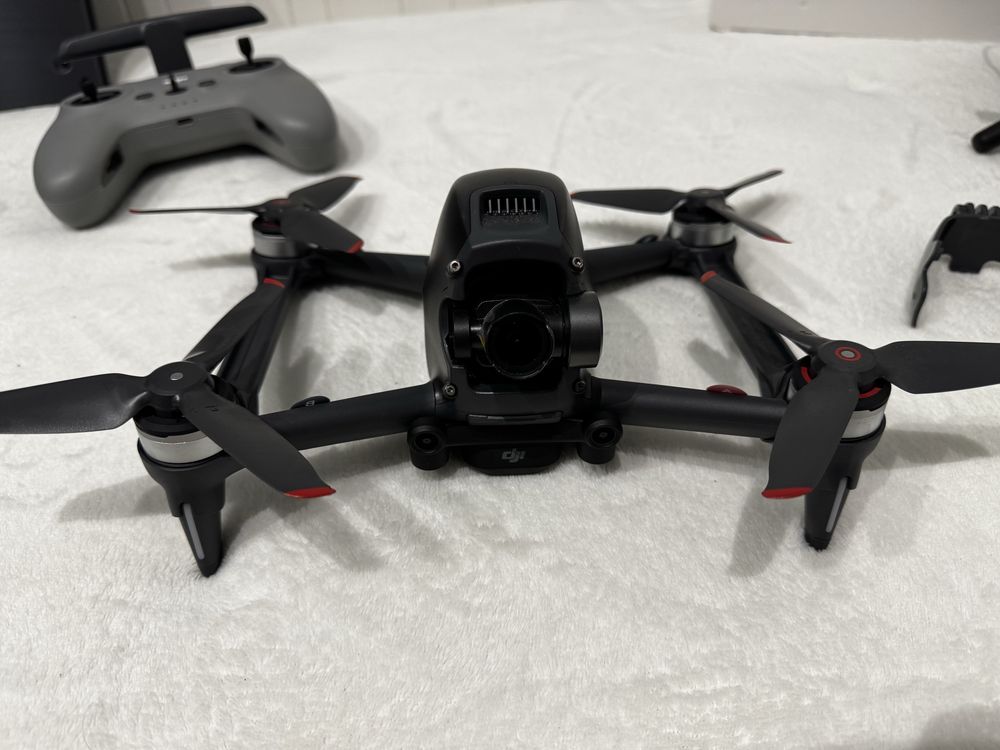 Dron DJI Fpv z DJI Googlani V2 oraz kontorlerem 2