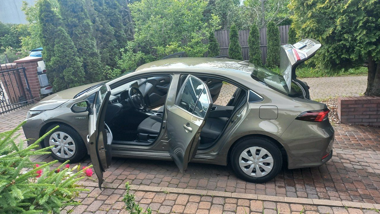 Toyota Corolla Comfort e-CVT 1.8 Hybryda Pełna historia ASO FV23% 48.7 export