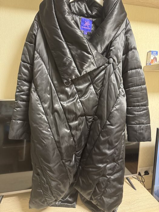 Чорне стьобане пальто-пуховик бренду Kattaleya