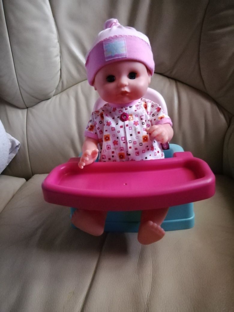 Lalka wraz ze stolikiem do karmienia