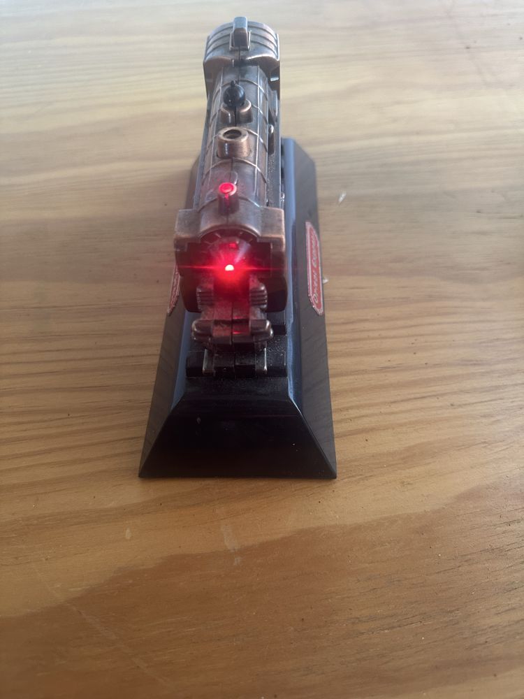 Isqueiro de mesa em forma de locomotiva