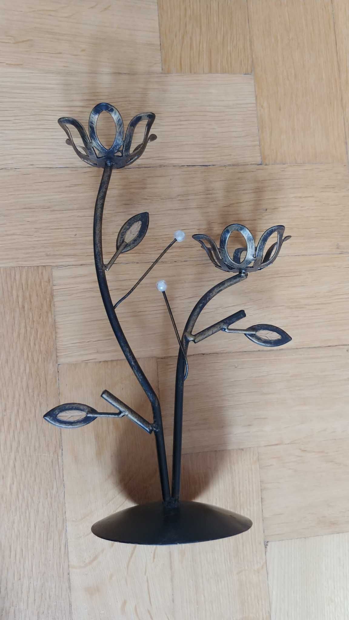 Świecznik metalowy, metaloplastyka - kwiat - 26 cm.