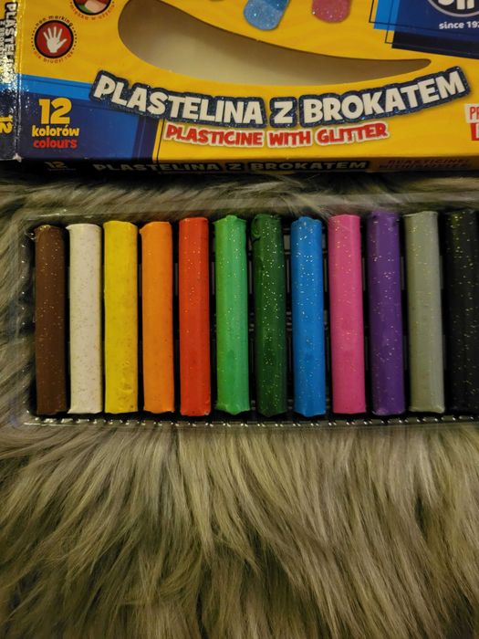 Plastelina z brokatem