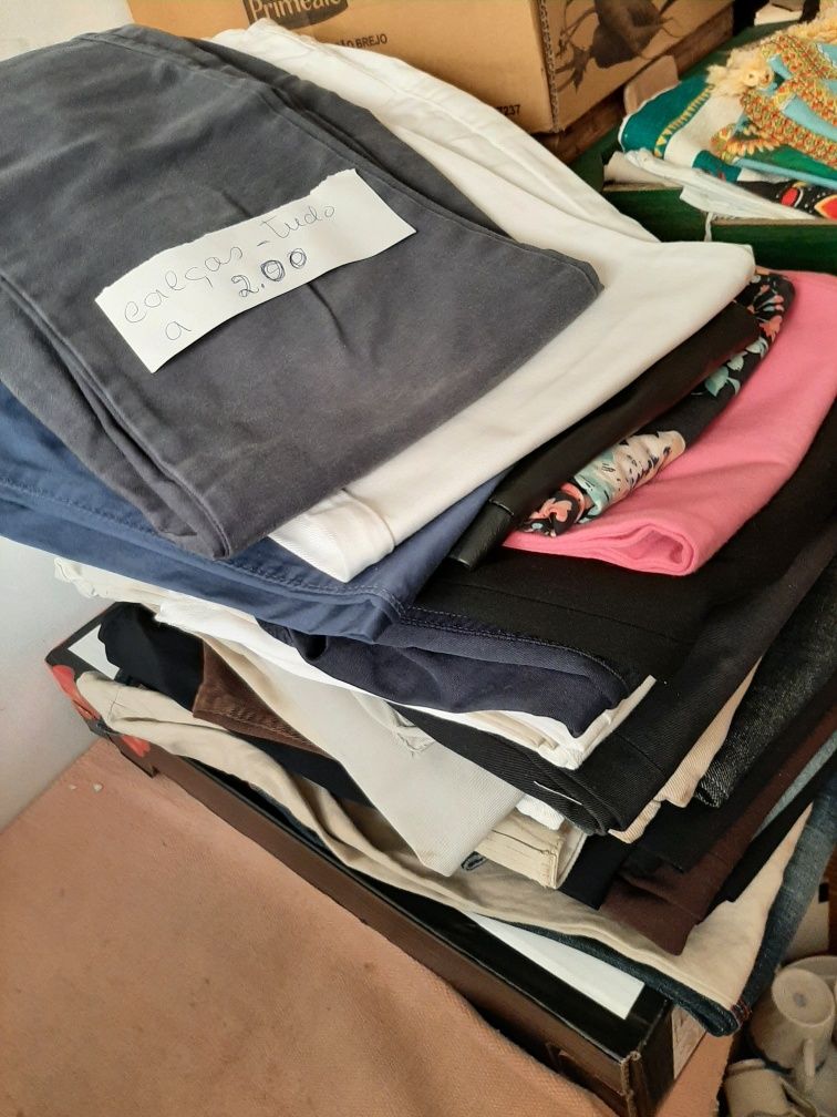 Variadas peças de roupa