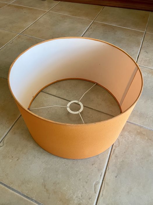 Abajur laranja e abajur rosa