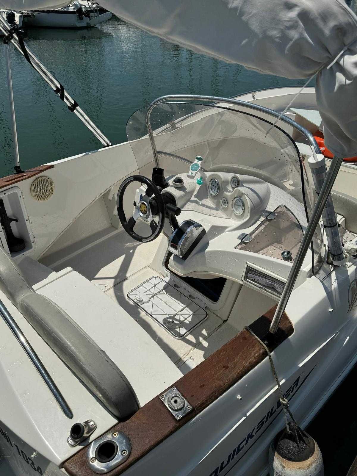 Barco Quick Silver Commander 505 (lugar de marina e atrelado incluído)