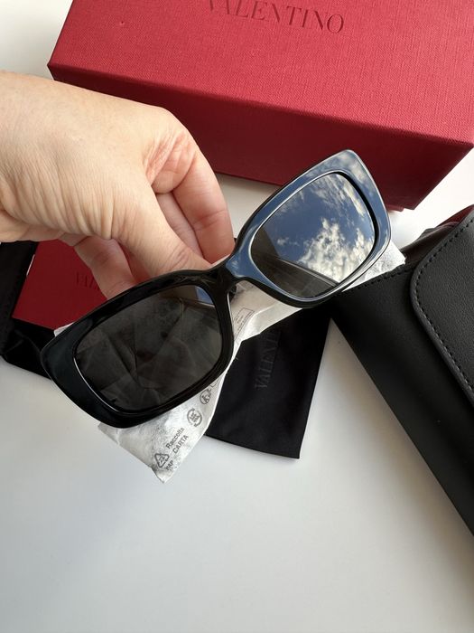 Сонцезахисні окуляри жіночі чорні Valentino