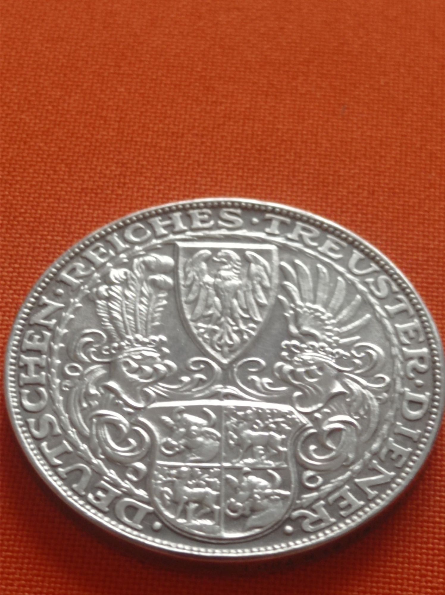 Серебряный монетовидный жетон 80 лет Гинденбургу