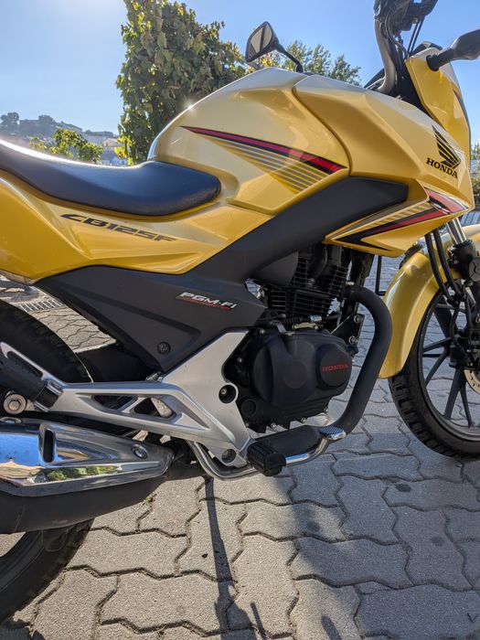 CB125 F - Amarela