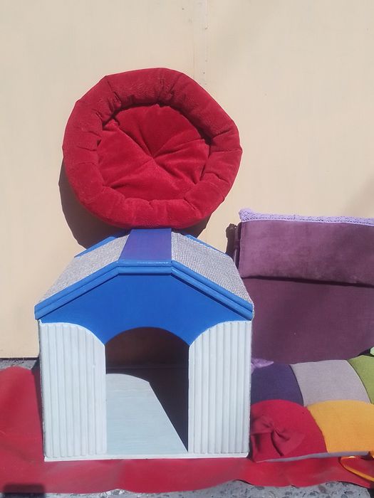 Домик из дерева и мягкие лежанки