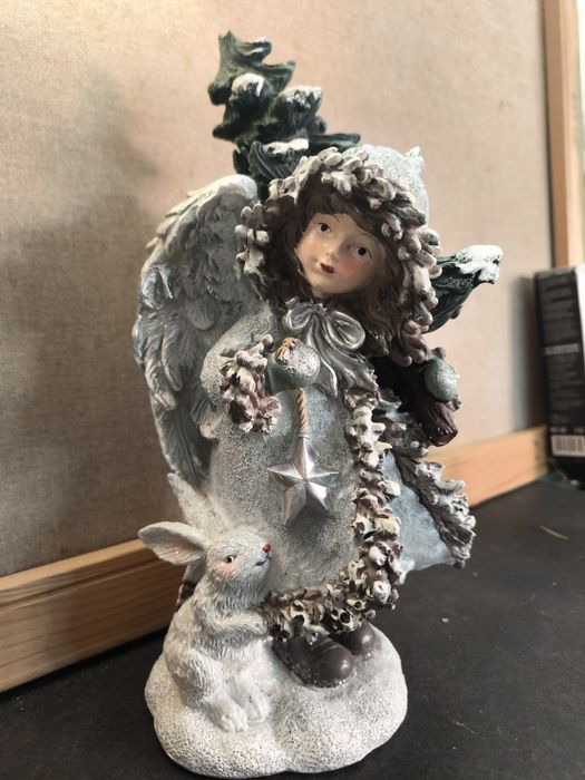 Boneca Natal Anjo com Coelho e Árvore
Linda boneca de Natal com tema d